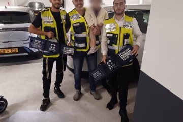 אשדוד: פעוט ננעל ברכב וחולץ בשלום על ידי מתנדבי ידידים • “האם הודתה לנו על מהירות ההגעה ומקצועיות החילוץ” • צפו🎥