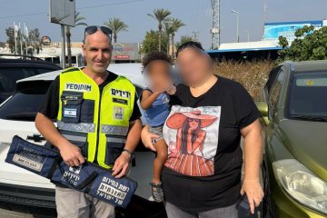 אשדוד: פעוט ננעל בשגגה ברכב, מתנדבי ידידים חילצו אותו בשלום • ״האם למדה על חשיבות שמירת מפתח הרכב צמוד אליה״ צפו 🎥