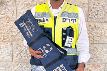 גבעת זאב: תינוק ננעל בשגגה ברכב, מתנדב ידידים חילץ אותו בשלום • ״האימא התרגשה מאוד והודתה לי מכל הלב״