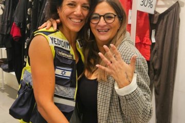 רעננה: טבעת נתקעה באצבעה של אשה, מתנדבת ידידים חילצה את האצבע בשלום