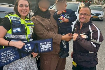 רמלה: פעוט ננעל ברכב בשגגה וחולץ בשלום ע”י מתנדבי ידידים