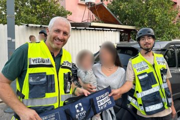 גבעת שמואל: פעוטה ננעלה בשגגה ברכב, מתנדבי ידידים חילצו אותה בשלום • ״תוך שתי דקות מהרגע שהתקבלה הקריאה, כבר הייתי בזירה״