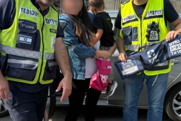 פתח תקווה: אחים ננעלו בשגגה ברכב, מתנדבי ידידים חילצו אותם בשלום