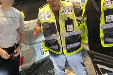 אור עקיבא: פעוטה ננעלה ברכב בשגגה, מתנדבי ידידים חילצו אותה בשלום