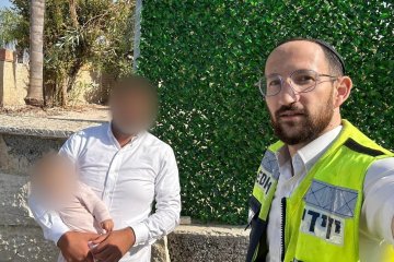 בית שמש: תינוקת ננעלה ברכב וחולצה בשלום ע”י מתנדב ידידים • “האבא לא הפסיק להודות לי והיה נרגש כולו”