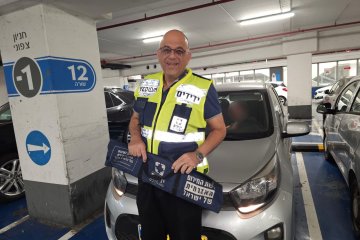 חיפה: תינוק ננעל בשגגה ברכב, מתנדבי ידידים חילצו אותו בשלום