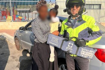 אשקלון: פעוטה ננעלה ברכב וחולצה בשלום ע”י מתנדב ידידים • “מרגש כל פעם מחדש לראות את החיוך וצבע הפנים שחוזר להורים”