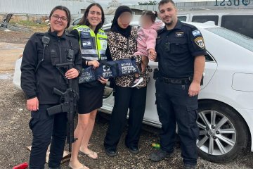 לוד: פעוטה ננעלה ברכב בשגגה, מתנדבת ידידים חילצה אותה בשלום • “כוחות החירום המתינו שאפתח את הרכב בבטחה”