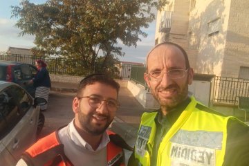 תל ציון: פעוטה ננעלה ברכב וחולצה בשלום על ידי מתנדבי ידידים • “האם והסובבים התרגשו מאוד ברגע פתיחת הרכב”