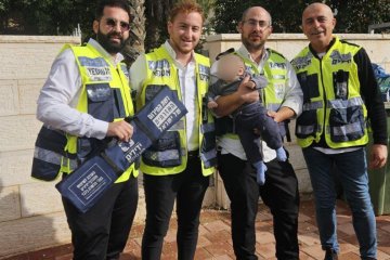 אופקים: שני אחים ננעלו בשגגה ברכב, מתנדבי ידידים חילצו אותם בשלום • ״האם לא הפסיקה להודות ולשבח את הארגון על ההגעה המהירה והחילוץ המקצועי״ • צפו 🎥