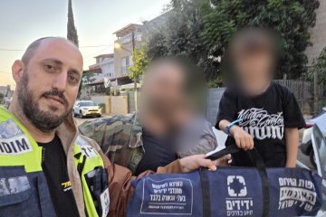 חולון: פעוט ננעל ברכב בשגגה, מתנדבי ידידים חילצו אותו בשלום