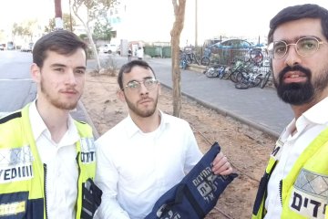 מודיעין עילית: תינוק ננעל בשגגה ברכב, מתנדבי ידידים חילצו אותו בשלום • ״למרות החום והלחץ הצלחתי לפתוח מהר״