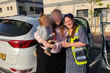 טלמון: פעוט ננעל ברכב וחולץ בשלום ע”י מתנדבת ידידים • בידידים קוראים להורים לאמץ “כלל מפתח”