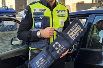 לוד: תינוק ננעל בשגגה ברכב, מתנדב ידידים חילץ אותו בשלום • צפו 🎥