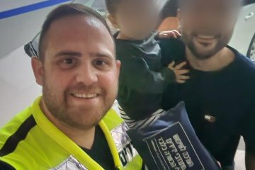 ראש העין: פעוט ננעל בשגגה ברכב, מתנדב ידידים חילץ אותו בשלום • בידידים קוראים להורים לאמץ “כלל מפתח”