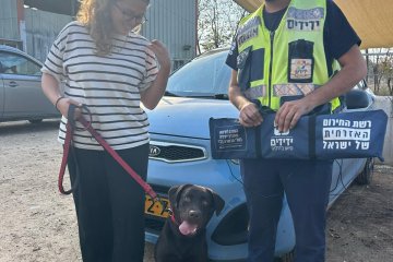 עדנים: כלב ננעל ברכב לעיני בעליו, מתנדבי ידידים חילצו אותו בשלום