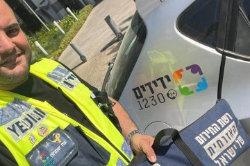 מודיעין: תינוק ננעל בשגגה ברכב, מנהל סניף מודיעין חילץ אותו בשלום • ״הסברתי לאב שעדיף לפתוח את הרכב ולמנוע נזק נפשי לתינוק״