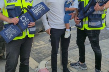 נתיבות: פעוט ננעל בשגגה ברכב, מתנדבי ידידים חילצו אותו בשלום • ״בידידים קוראים להורים לאמץ כלל מפתח״ • צפו 🎥