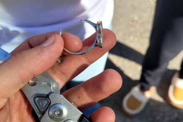 קרית אתא: טבעת נתקעה באצבעה של ילדה, מתנדב ידידים שחרר אותה בשלום • ״יצאתי באמצע הקניות לשבת כדי לחלץ״ • צפו🎥