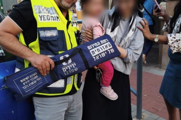 ראשון לציון: פעוטה ננעלה ברכב וחולצה בשלום ע”י מתנדב ידידים