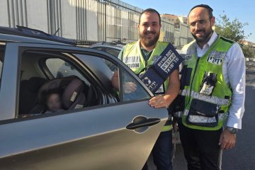 ביתר עילית: פעוט ננעל בשגגה ברכב, מתנדבי ידידים חילצו אותו בשלום • ״בדרך לאירוע, הסברתי לביתי את חשיבות הנושא״