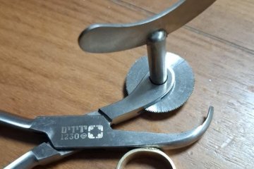 זכרון יעקב: טבעת של אישה נתקעה באצבעה – מתנדב ידידים חילץ אותה בשלום • “מדובר היה על טבעת יחסית עבה ולקח זמן לחתוך אותה”