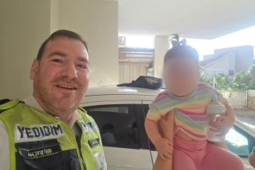 גדרה: תינוקת ננעלה ברכב וחולצה בשלום על ידי מתנדב ידידים • “יצאתי עם בני למקום האירוע עוד לפני שהוא התלבש”