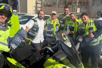 קרית משה: תינוק ננעל בשגגה ברכב, מתנדבי ידידים חילצו אותו בשלום • ״הפונה ואזרחים נוספים שהיו במקום, התפעלו מזריזות ההגעה ומהחילוץ המקצועי״ • צפו 🎥