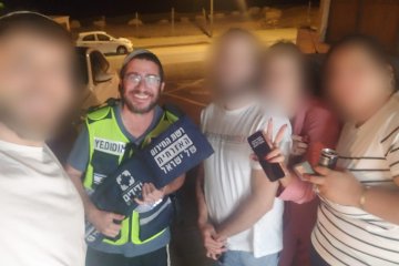 מבשרת ציון: פעוט ננעל ברכב בשגגה, מתנדב ידידים חילץ אותו בשלום • בידידים קוראים להורים לאמץ “כלל מפתח”