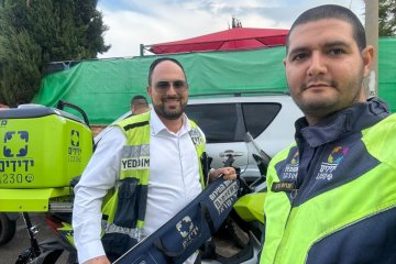 נתניה: פעוטה ננעלה בשגגה ברכב וחולצה בשלום על ידי מתנדבי ידידים • צפו🎥