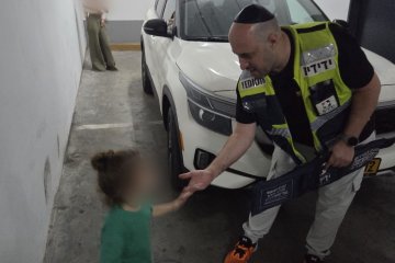 חולון: שני אחים קטנים ננעלו בשגגה ברכב, מתנדבי ידידים חילצו אותם בשלום