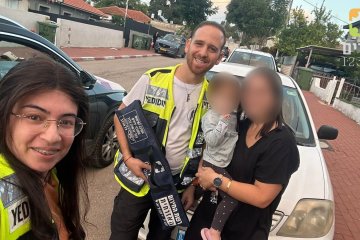 חדרה: ילדה ננעלה בשגגה ברכב, מתנדבי ידידים חילצו אותה בשלום • ״סיפוק גדול לראות את האמא שוב רגועה כשהילדה בידיים שלה״