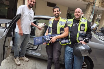 חולון: כלב ננעל בשגגה ברכב, מתנדבי ידידים חילצו אותו בשלום • צפו🎥