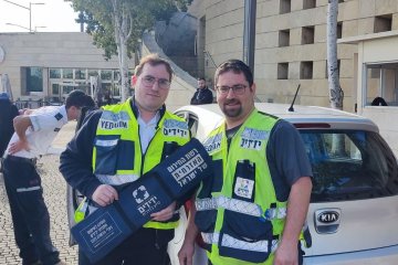 השגרירות האמריקאית: בתם התינוקת של זוג תיירים ננעלה לבדה ברכב וחולצה בשלום על ידי מתנדבי ידידים • “זכינו להציג את הפנים היפות של ישראל”