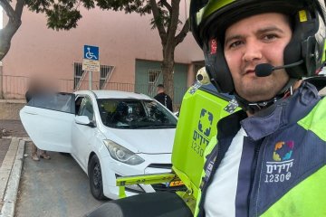 נתניה: תינוקת ננעלה ברכב בשגגה, מתנדב ביחידת האופנועים של ידידים חילץ אותה בשלום