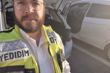 קרית יערים: תינוקת ננעלה בשגגה ברכב, מתנדבי ידידים חילצו אותה בשלום • ״עם סיום החילוץ הגיע האב עם המפתח הנוסף״