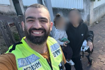 עכו: שני אחים קטנים ננעלו בשגגה ברכב, מתנדב ידידים חילץ אותם בשלום