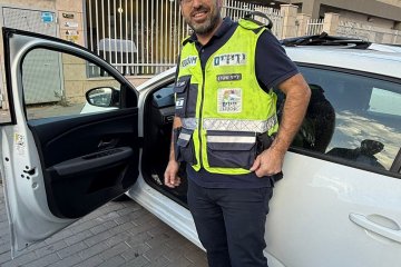 פתח תקווה: תינוק ננעל בשגגה ברכב, סמנכ”ל הארגון חילץ אותו בשלום • בידידים קוראים להורים לאמץ “כלל מפתח”