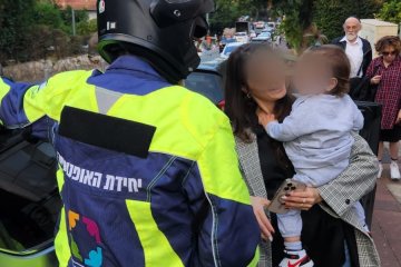 רמת גן: תינוק חולץ בשלום מרכב נעול על ידי מתנדב ידידים • “עובר אורח שמכיר אותי, הקפיץ אותי ובאתי תוך דקה”