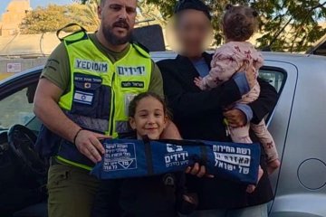 באר שבע: פעוטה ננעלה ברכב בשגגה, מנהל מחוז דרום חילץ אותה בשלום • ״אין תחושה יותר טובה מזו, שהילדים שלי זכו להיות איתי וללמוד כמה חשוב להציל חיים״