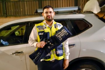 נתיבות: פעוטה ננעלה ברכב בשגגה, מתנדב ידידים חילץ אותה בשלום • ״ראיתי את האושר של האב לאחר הפתיחה״