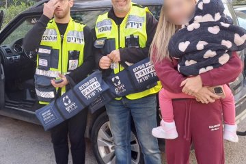 אשדוד: פעוטה ננעלה ברכב בשגגה, מתנדבי ידידים חילצו אותה בשלום • ״קיבלתי מהתינוקת חיוך כאות תודה״