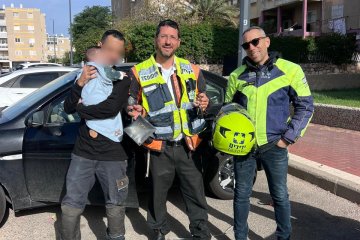אשקלון: תינוק ננעל ברכב בשגגה, מתנדבי ידידים חילצו אותו בשלום • ״לאחר שכבר חשבו לשבור חלון, עובר אורח הציע לפנות לידידים״