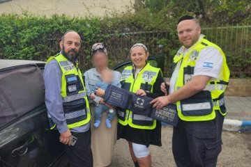 בת ים: תינוק ננעל ברכב בשגגה וחולץ בשלום ע”י מתנדבי ידידים • צפו🎥