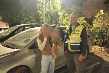 אפרת: תינוקת ננעלה ברכב בשגגה, מתנדבי ידידים חילצו אותה בשלום