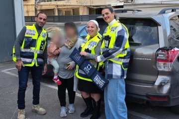 בת ים: פעוטה ננעלה ברכב וחולצה בשלום ע”י מתנדבי ידידים