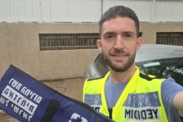 פתח תקווה: פעוטה ננעלה ברכב בשגגה וחולצה בשלום ע”י מתנדבי ידידים • “שמחתי כל כך כשראיתי את האמא מוציאה את בתהּ מהרכב ושניהן שמחות”