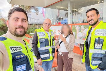 שדרות: שתי טבעות נתקעו באצבעותיה של אישה, מתנדבי ידידים חילצו את הטבעות בשלום • ״ידידים מגיעים מהר ומחלצים ללא פגע״ • צפו 🎥