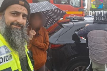 אור יהודה: שני אחים קטנים ננעלו בשגגה ברכב, מתנדב ידידים חילץ אותם בשלום • “למרות מזג האוויר הסוער הצלחתי לפתוח את הרכב ולחלץ את האחים”
