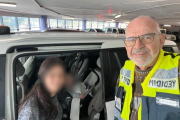 תל אביב: תינוק ננעל ברכב בשגגה וחולץ בשלום ע”י מתנדבי ידידים • “קב”ט הקניון רצה לשבור את החלון, הסברתי לו את הסכנה ובמהירות פתחתי את הדלת בעזרת ערכת הפתיחה הייעודית”
